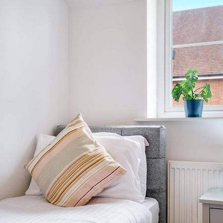 Foxherne 5Bdr 3Ba Serviced House With Parking - Slough By 360Stays Exterior foto