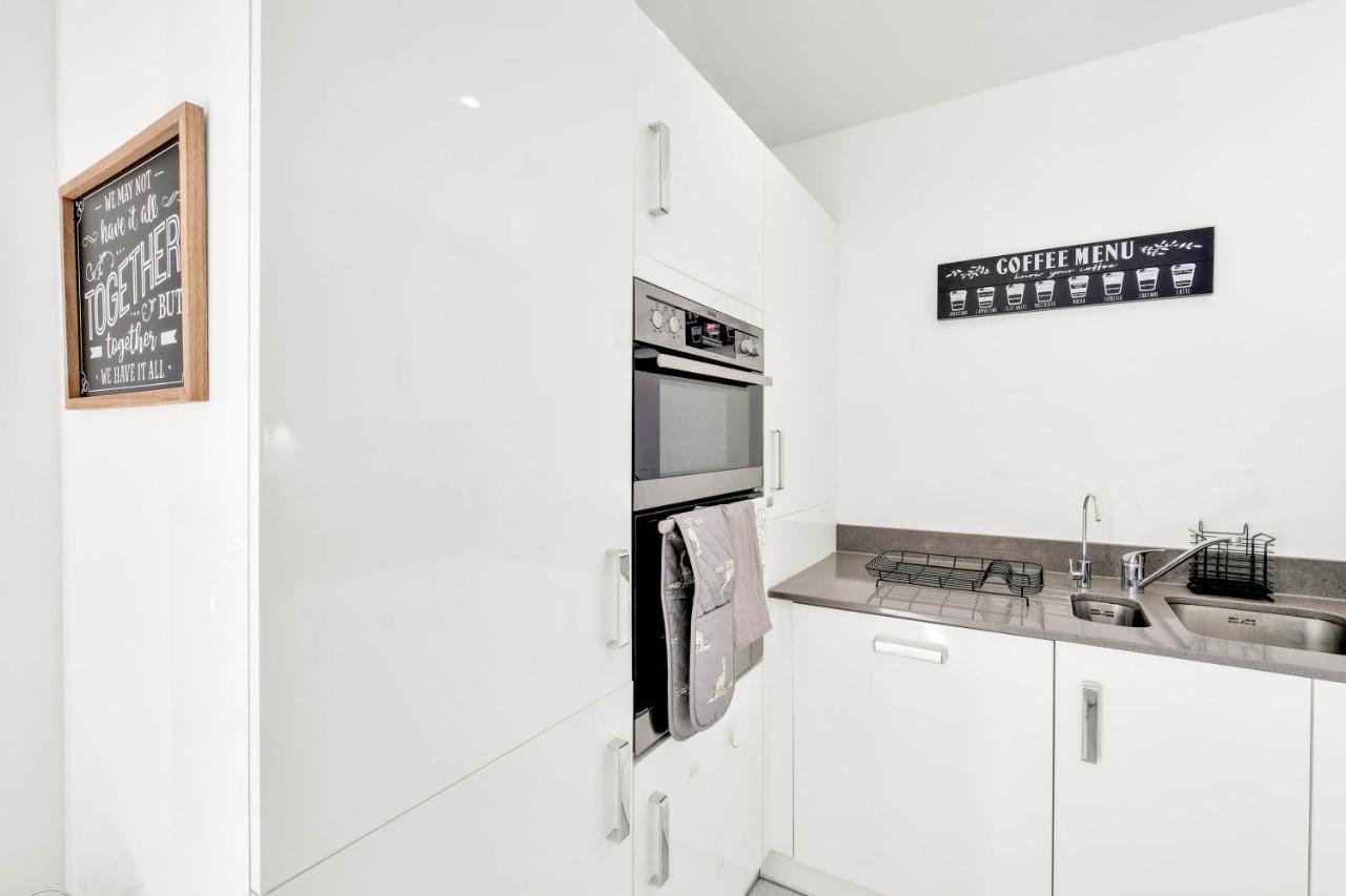 Foxherne 5Bdr 3Ba Serviced House With Parking - Slough By 360Stays Exterior foto
