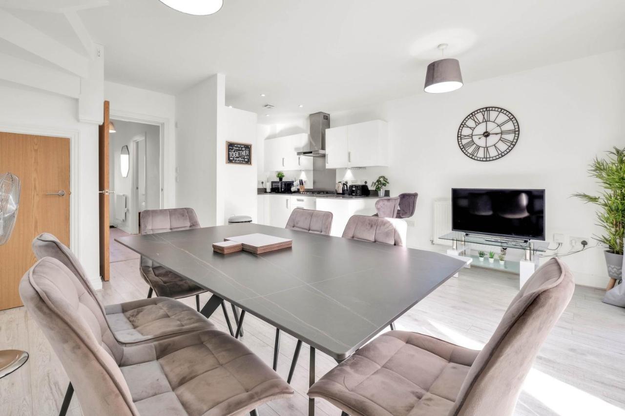Foxherne 5Bdr 3Ba Serviced House With Parking - Slough By 360Stays Exterior foto