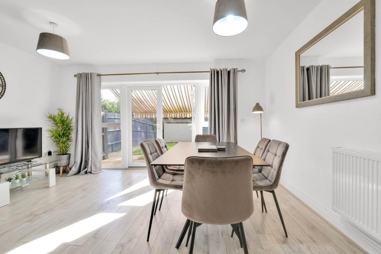 Foxherne 5Bdr 3Ba Serviced House With Parking - Slough By 360Stays Exterior foto