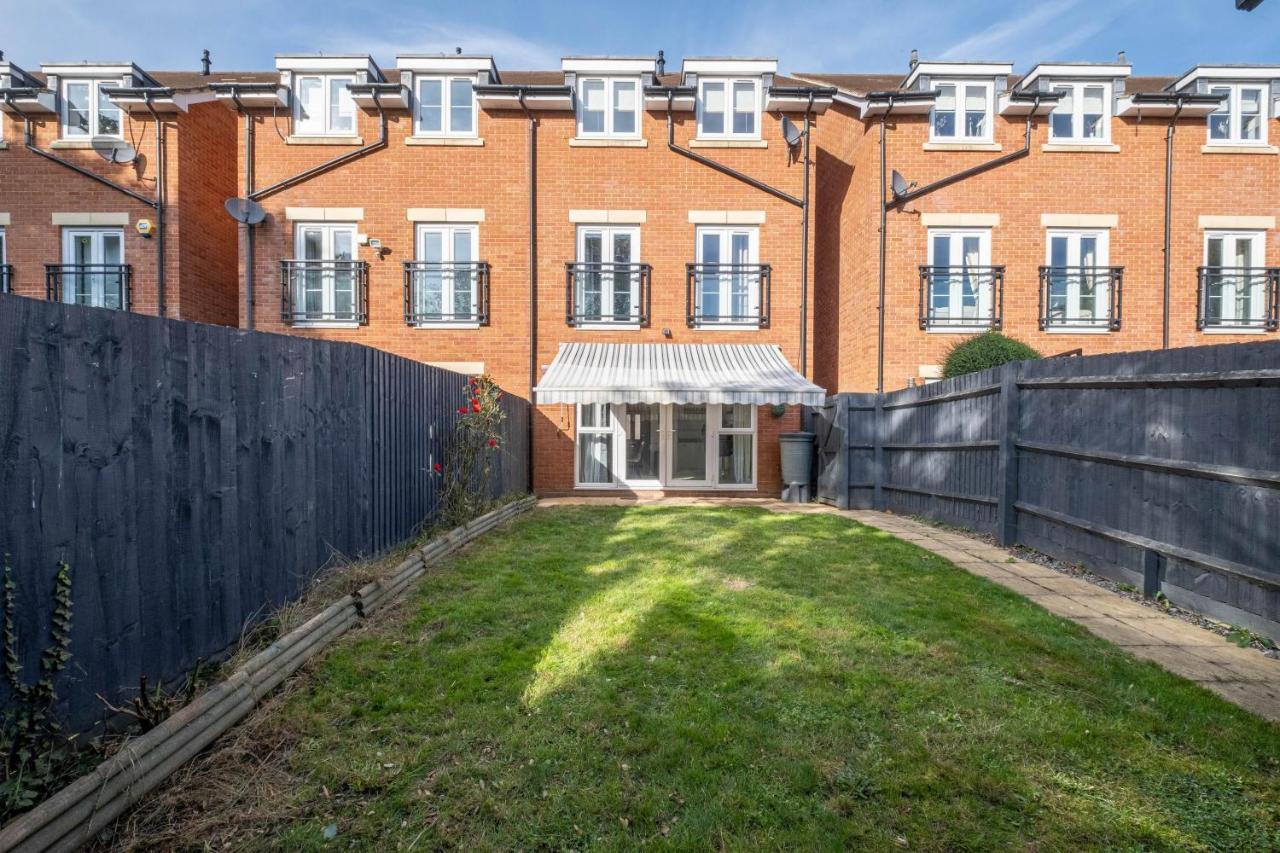 Foxherne 5Bdr 3Ba Serviced House With Parking - Slough By 360Stays Exterior foto