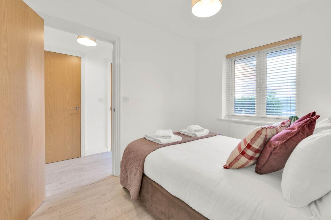 Foxherne 5Bdr 3Ba Serviced House With Parking - Slough By 360Stays Exterior foto