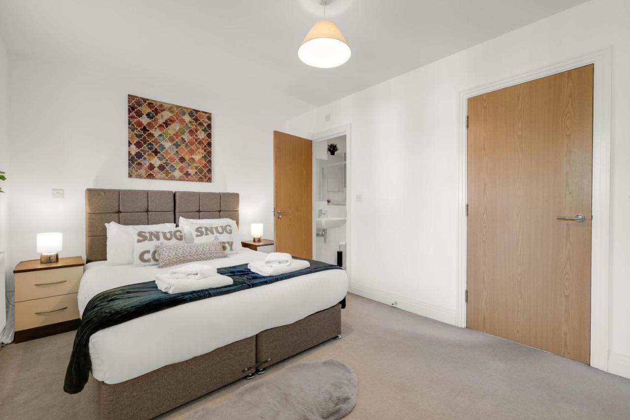 Foxherne 5Bdr 3Ba Serviced House With Parking - Slough By 360Stays Exterior foto