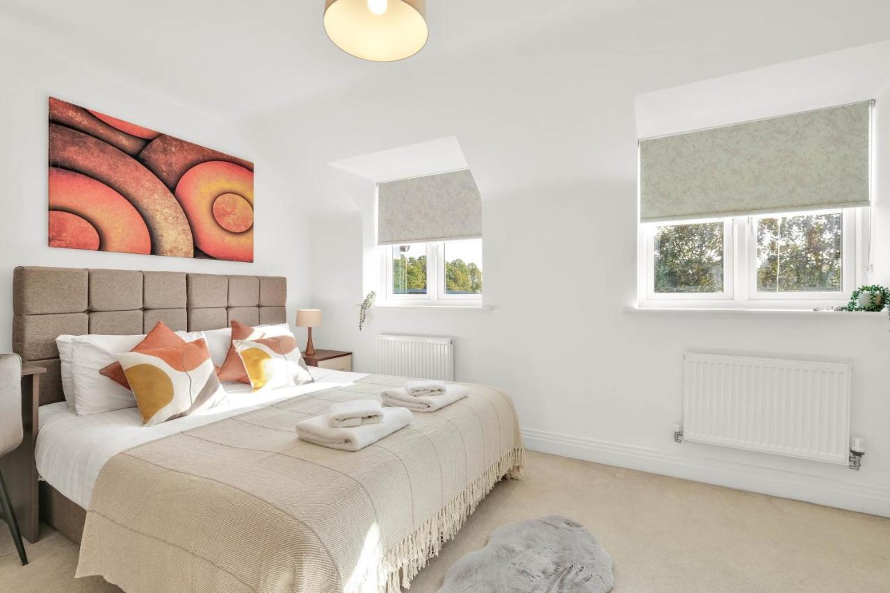 Foxherne 5Bdr 3Ba Serviced House With Parking - Slough By 360Stays Exterior foto