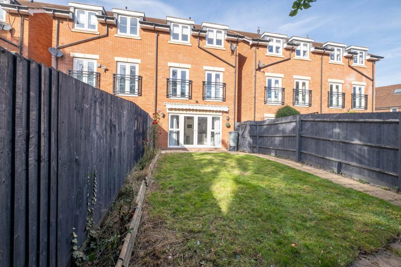 Foxherne 5Bdr 3Ba Serviced House With Parking - Slough By 360Stays Exterior foto