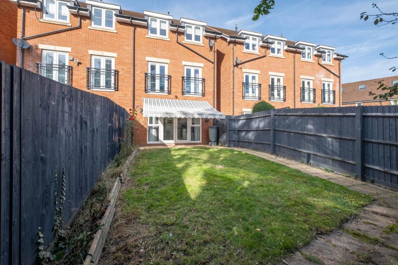 Foxherne 5Bdr 3Ba Serviced House With Parking - Slough By 360Stays Exterior foto