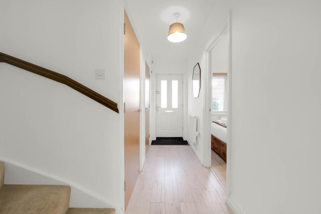 Foxherne 5Bdr 3Ba Serviced House With Parking - Slough By 360Stays Exterior foto