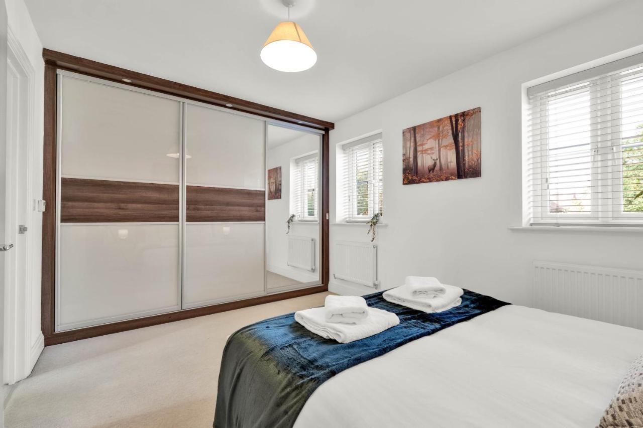Foxherne 5Bdr 3Ba Serviced House With Parking - Slough By 360Stays Exterior foto