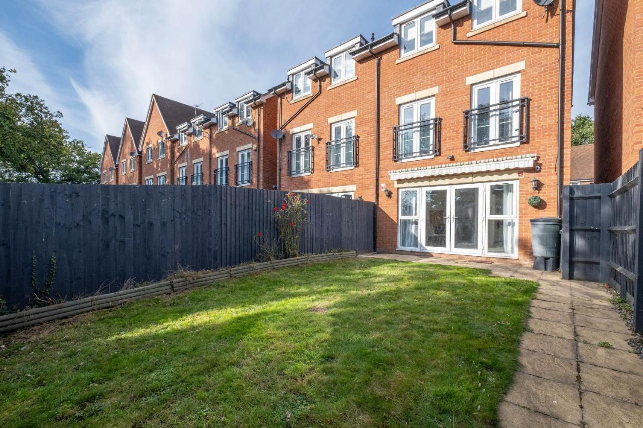Foxherne 5Bdr 3Ba Serviced House With Parking - Slough By 360Stays Exterior foto