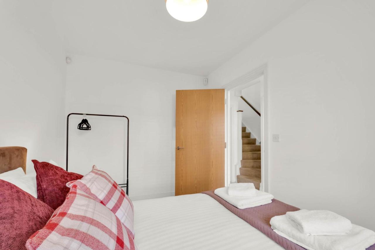 Foxherne 5Bdr 3Ba Serviced House With Parking - Slough By 360Stays Exterior foto