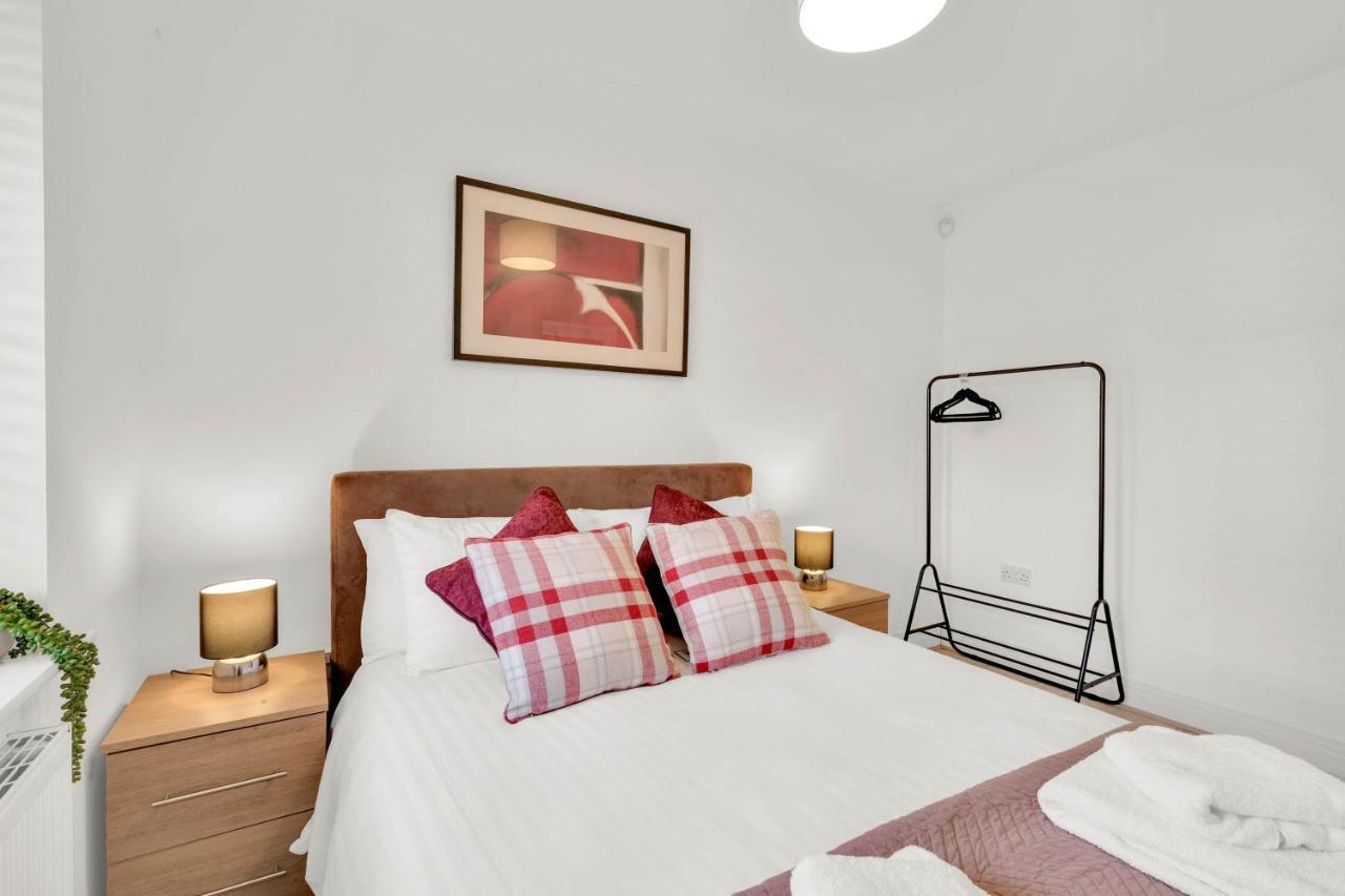 Foxherne 5Bdr 3Ba Serviced House With Parking - Slough By 360Stays Exterior foto