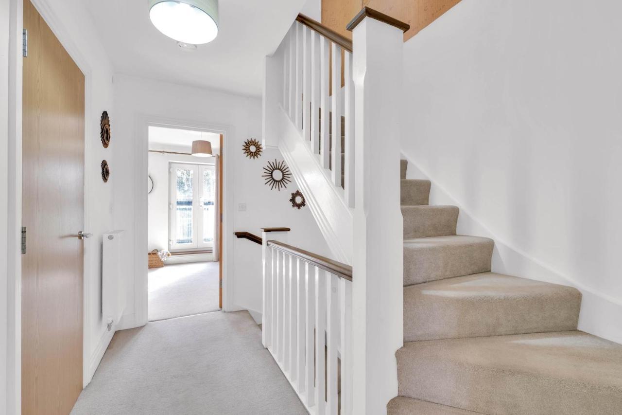Foxherne 5Bdr 3Ba Serviced House With Parking - Slough By 360Stays Exterior foto