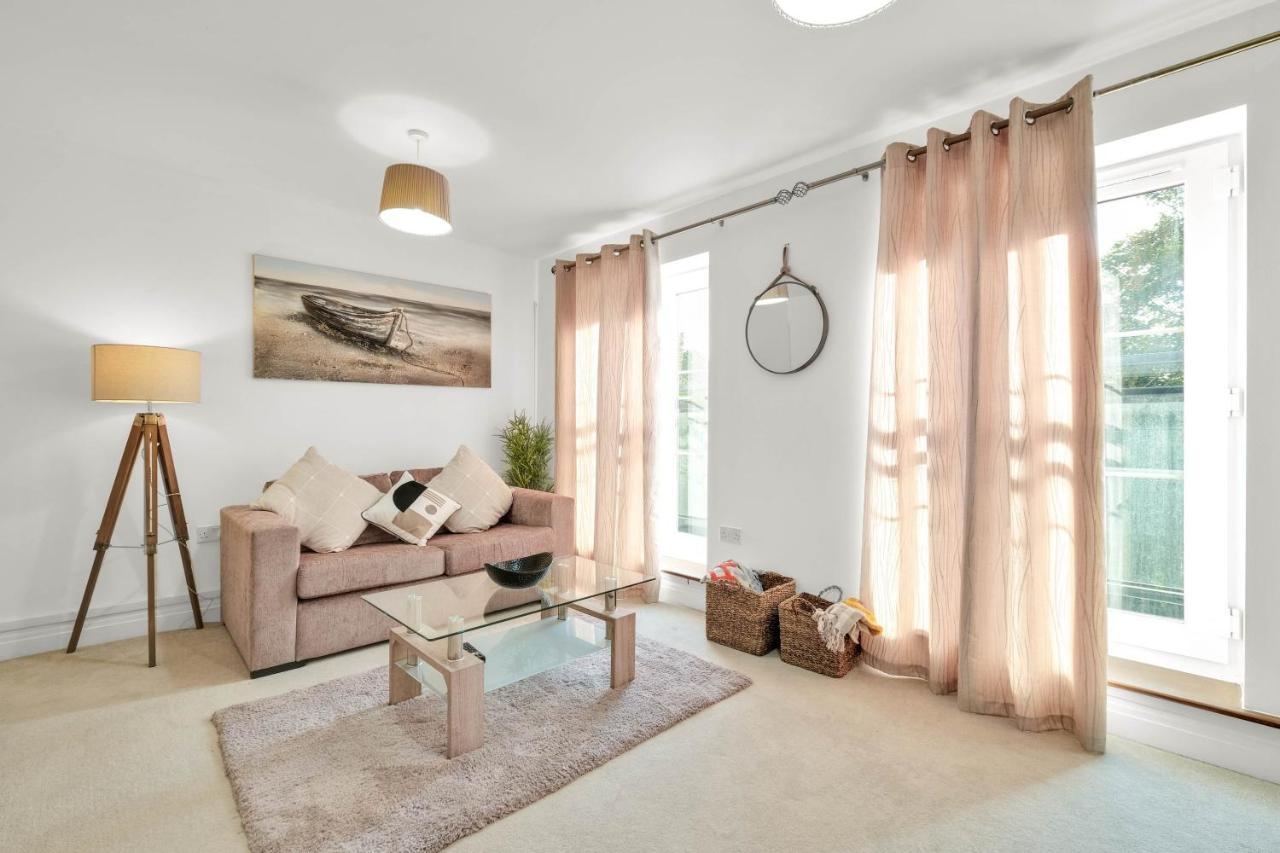 Foxherne 5Bdr 3Ba Serviced House With Parking - Slough By 360Stays Exterior foto