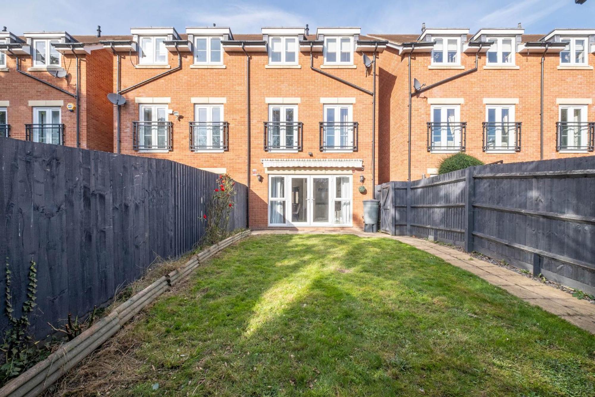 Foxherne 5Bdr 3Ba Serviced House With Parking - Slough By 360Stays Exterior foto