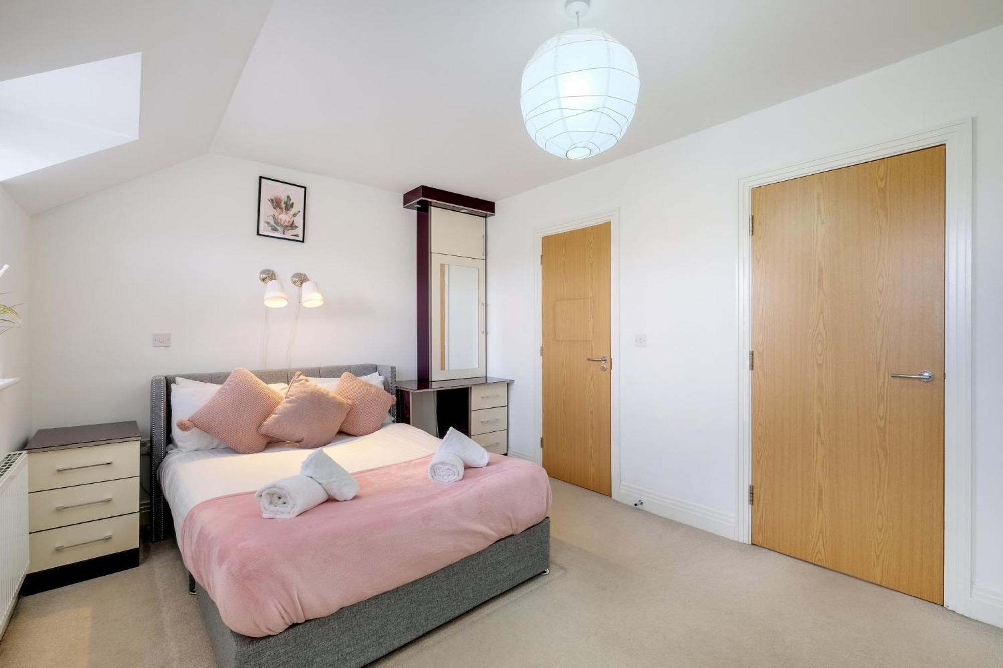 Foxherne 5Bdr 3Ba Serviced House With Parking - Slough By 360Stays Exterior foto