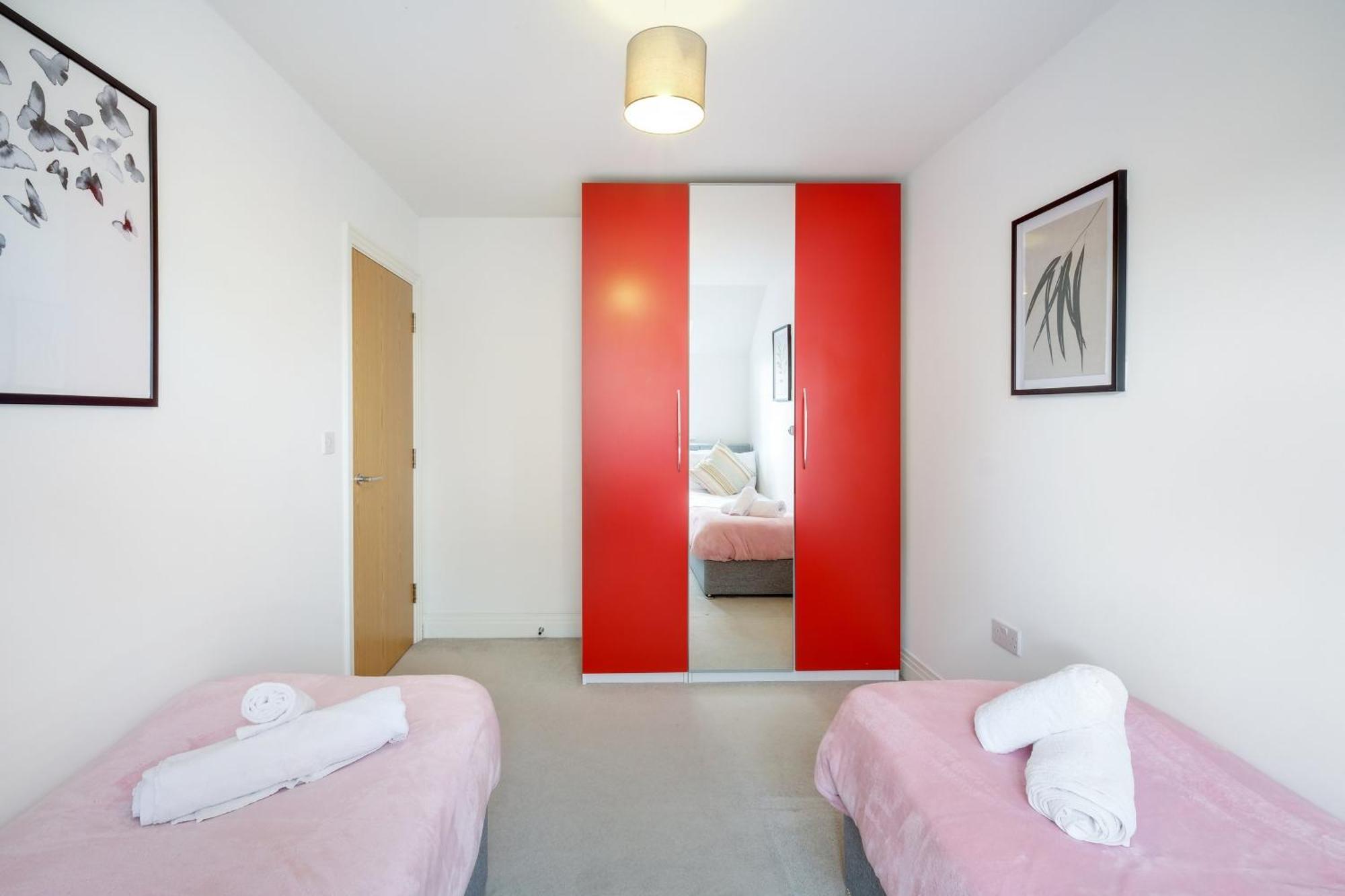 Foxherne 5Bdr 3Ba Serviced House With Parking - Slough By 360Stays Exterior foto