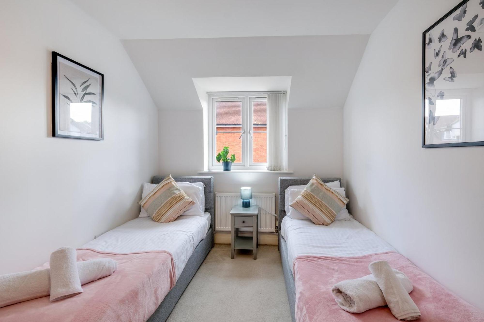 Foxherne 5Bdr 3Ba Serviced House With Parking - Slough By 360Stays Exterior foto