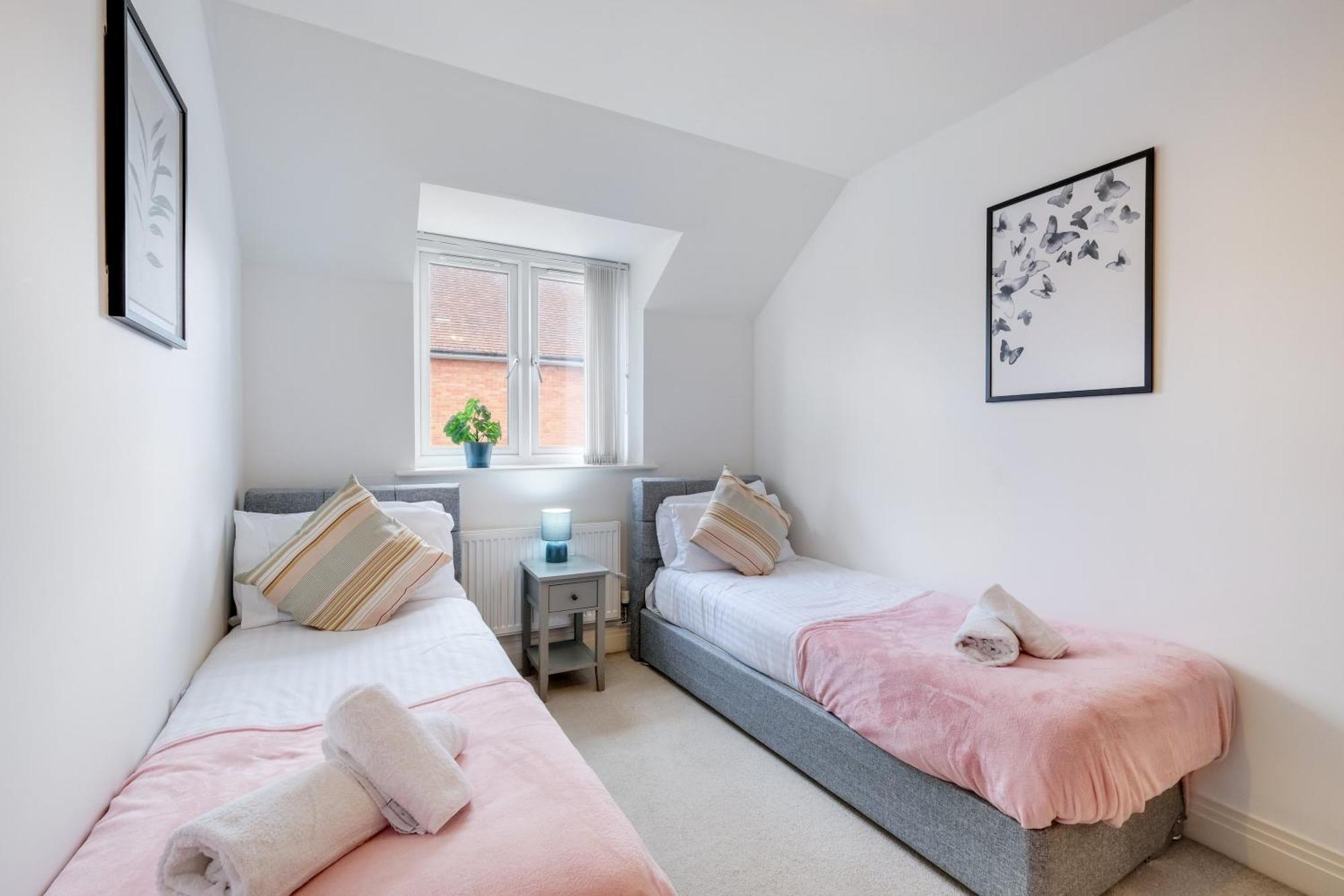 Foxherne 5Bdr 3Ba Serviced House With Parking - Slough By 360Stays Exterior foto