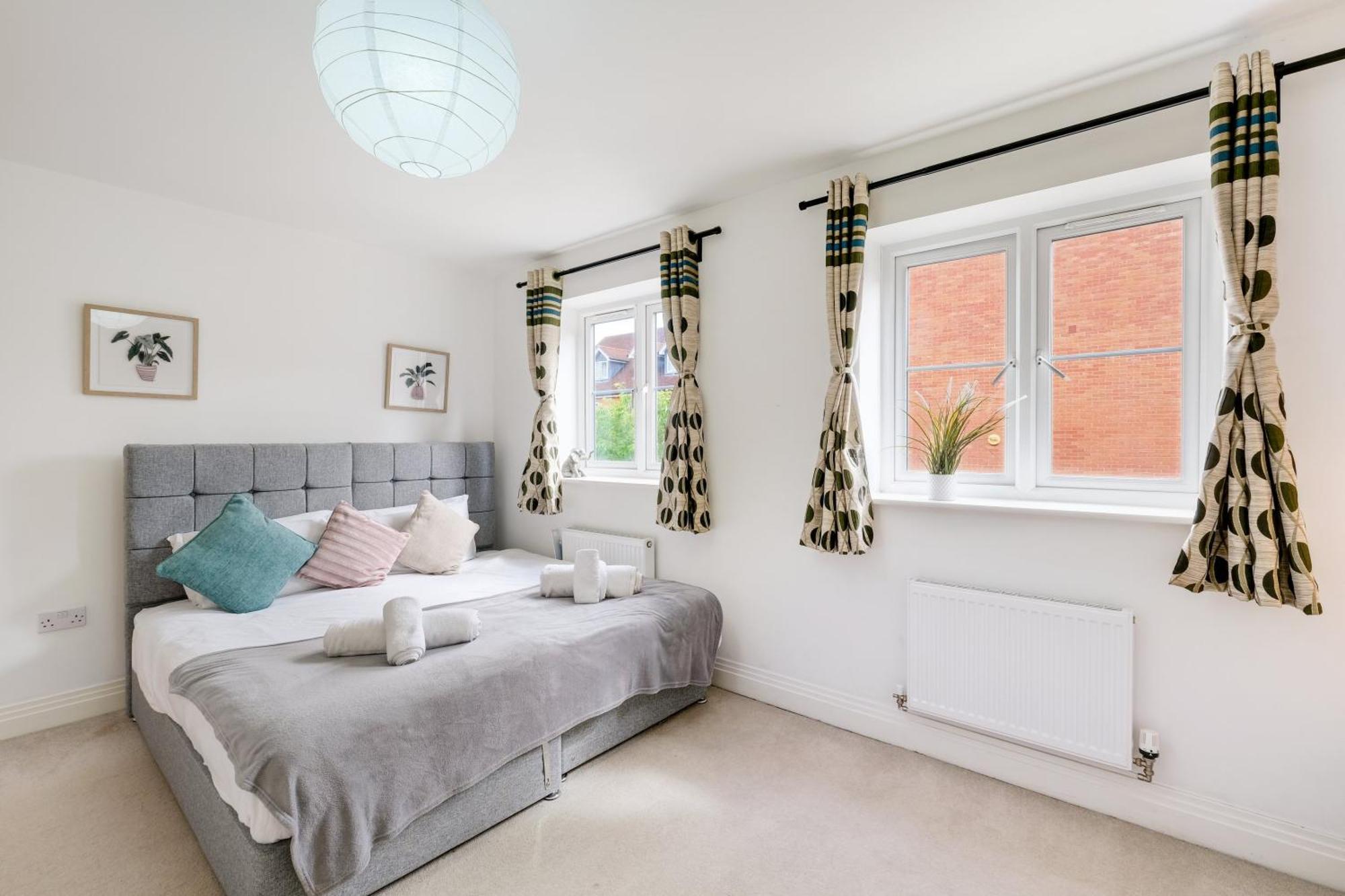 Foxherne 5Bdr 3Ba Serviced House With Parking - Slough By 360Stays Exterior foto