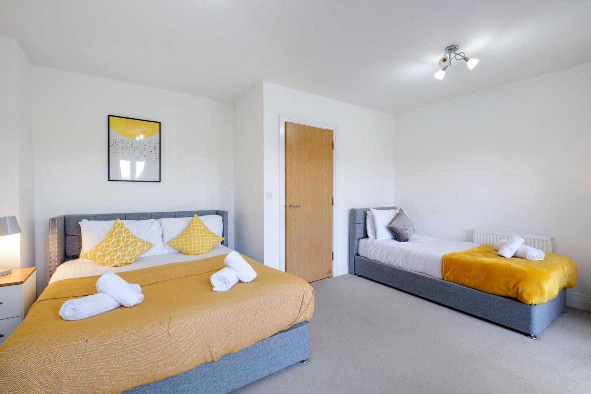 Foxherne 5Bdr 3Ba Serviced House With Parking - Slough By 360Stays Exterior foto