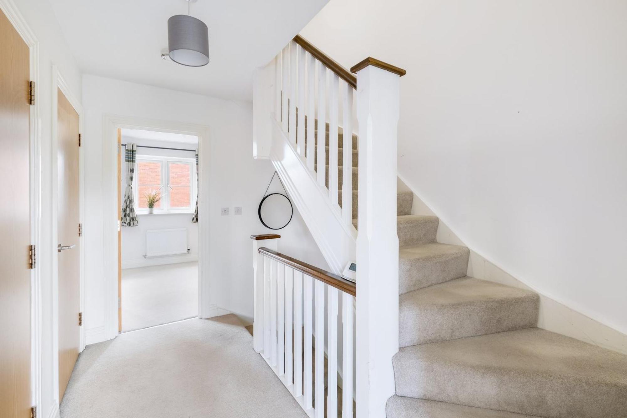 Foxherne 5Bdr 3Ba Serviced House With Parking - Slough By 360Stays Exterior foto