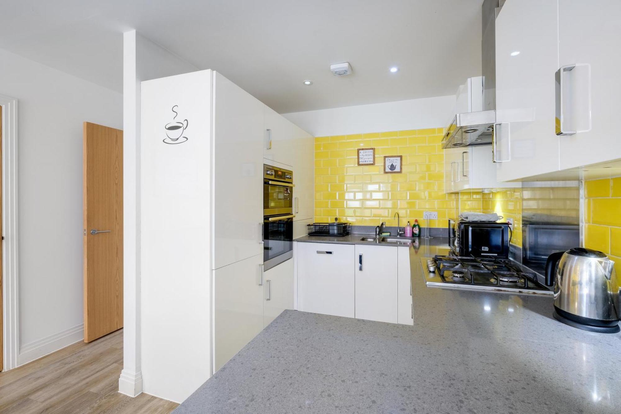 Foxherne 5Bdr 3Ba Serviced House With Parking - Slough By 360Stays Exterior foto