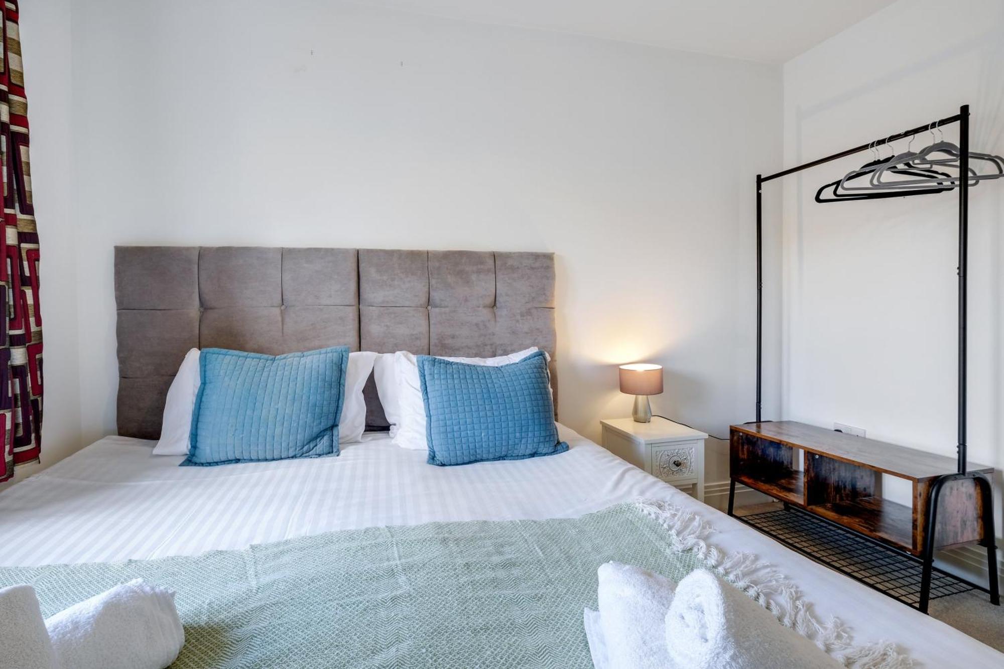Foxherne 5Bdr 3Ba Serviced House With Parking - Slough By 360Stays Exterior foto