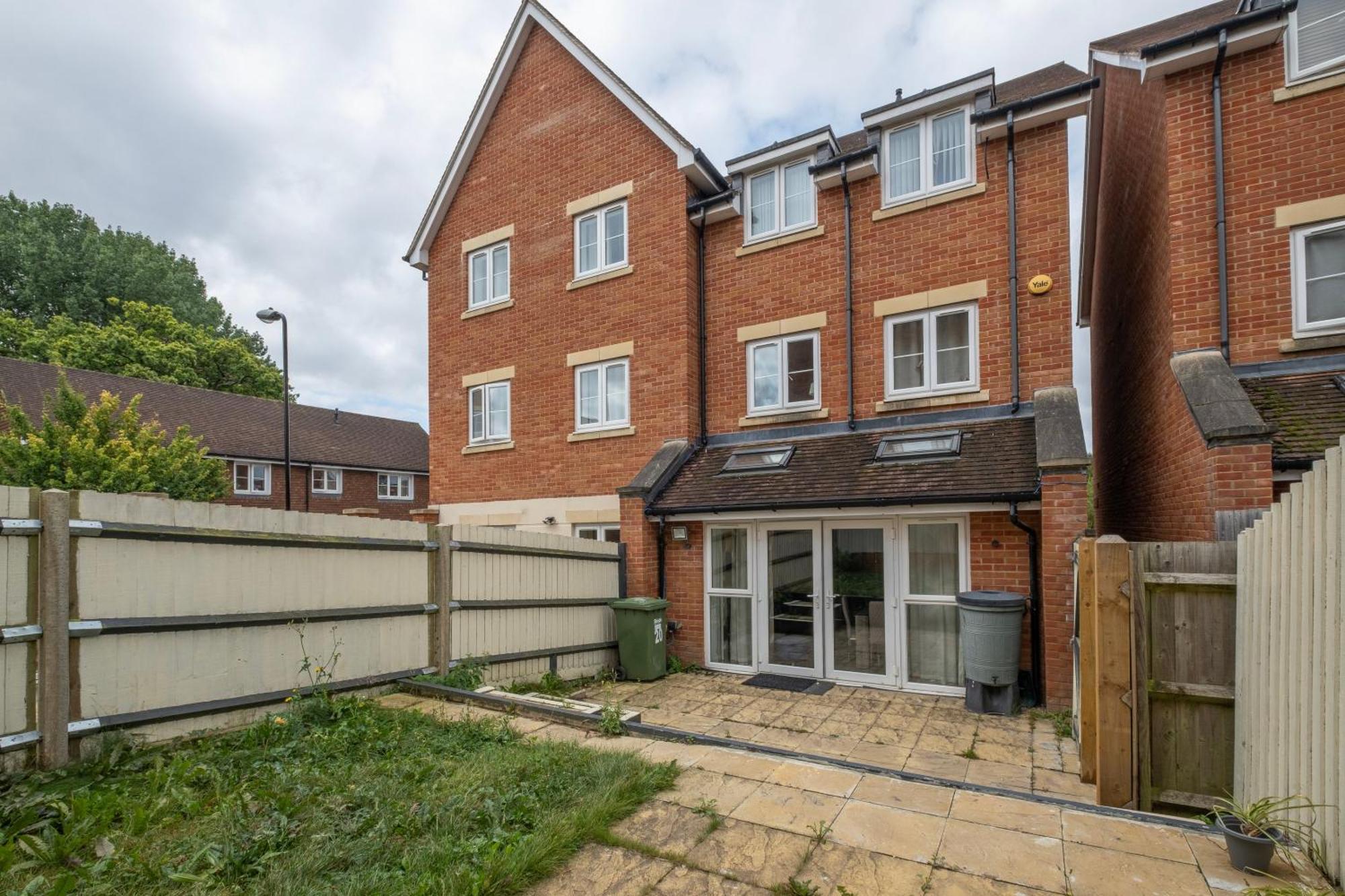 Foxherne 5Bdr 3Ba Serviced House With Parking - Slough By 360Stays Exterior foto