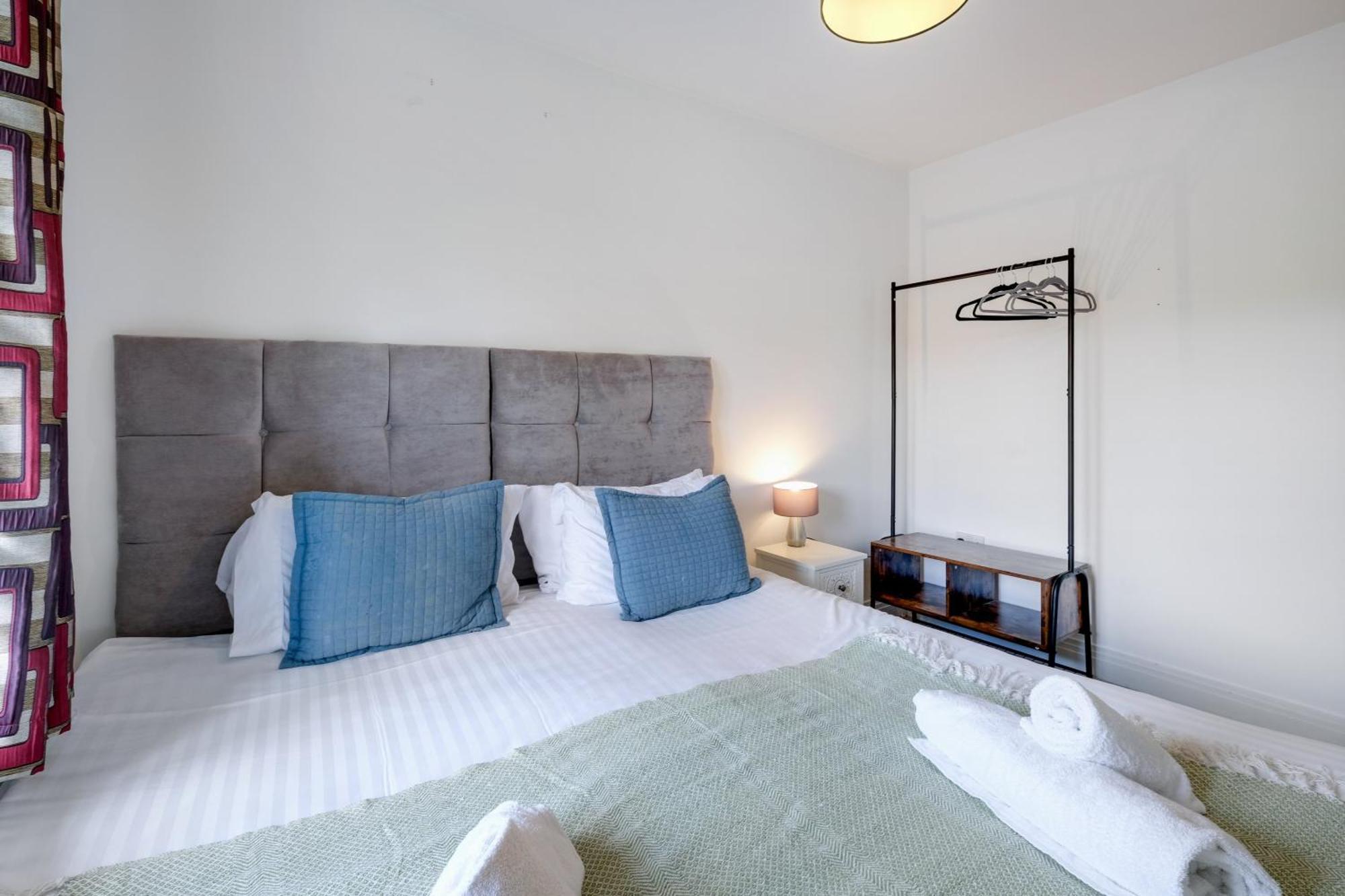 Foxherne 5Bdr 3Ba Serviced House With Parking - Slough By 360Stays Exterior foto