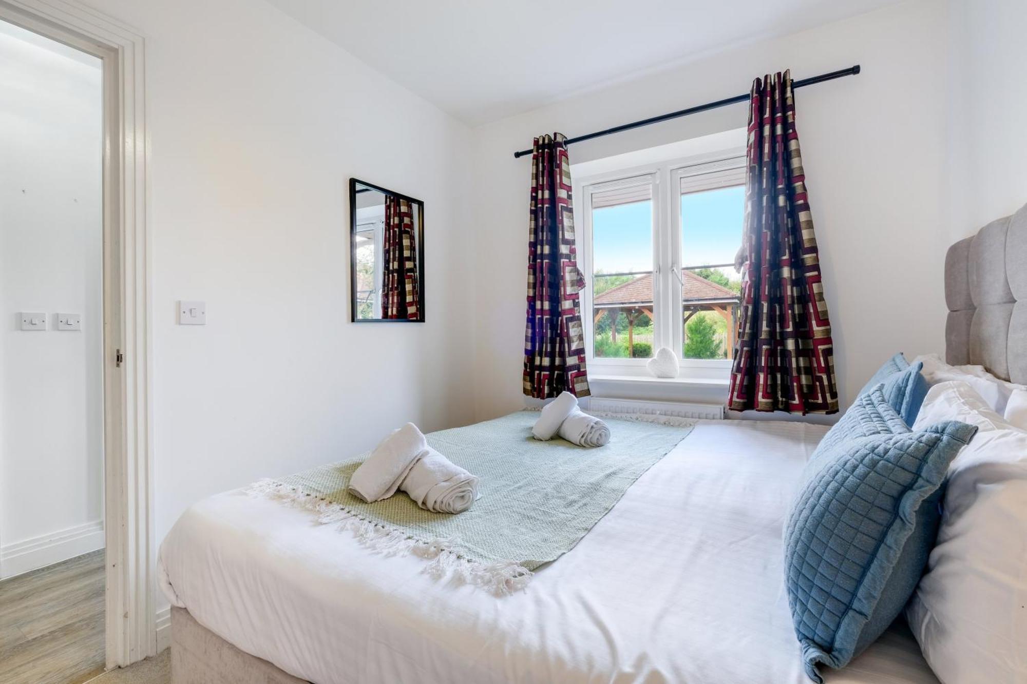 Foxherne 5Bdr 3Ba Serviced House With Parking - Slough By 360Stays Exterior foto